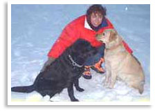 Andrea mit Hunden im Schnee